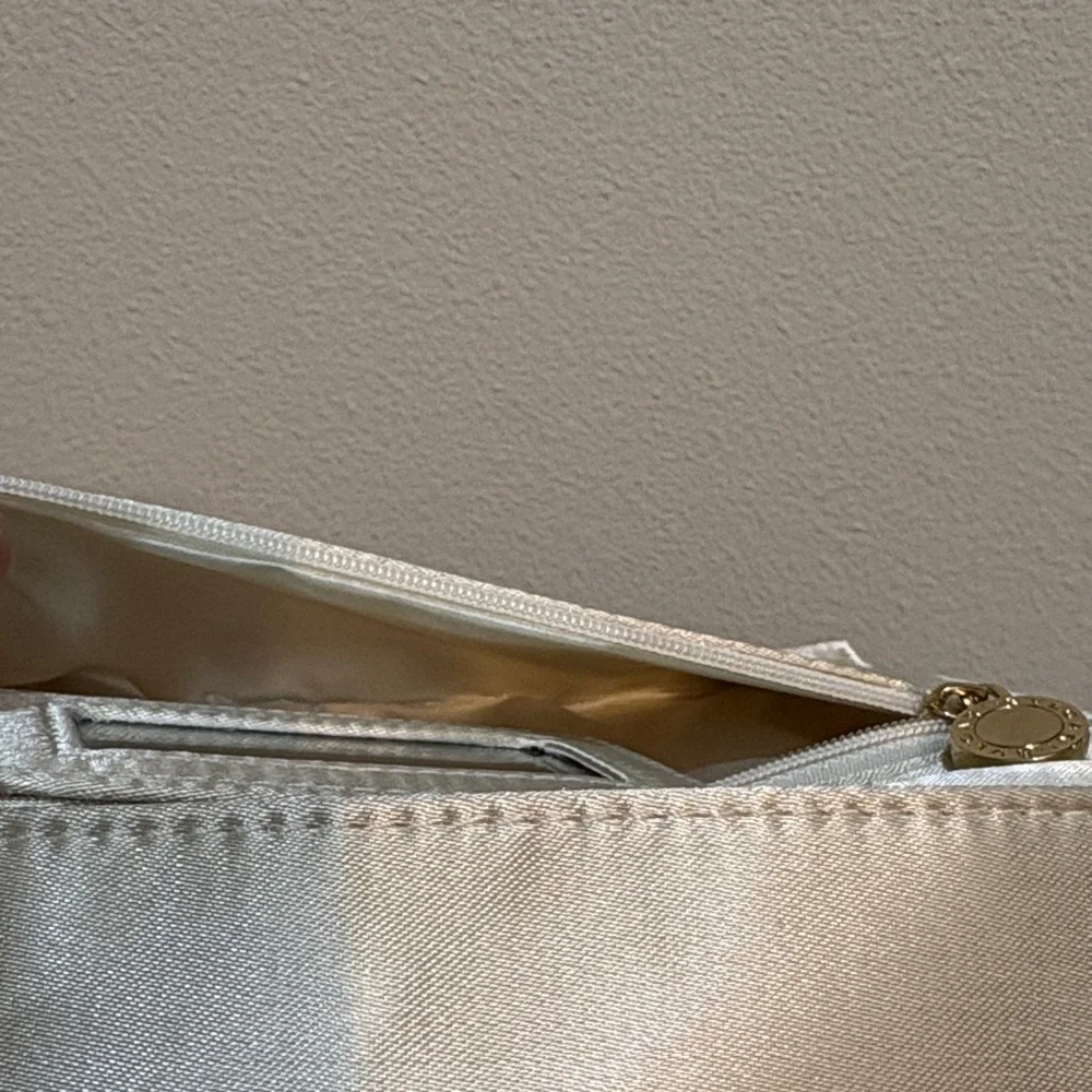 Emirates Airline Amenity Bag Elegant Cream Satin Clutch - Picture 6 of 12